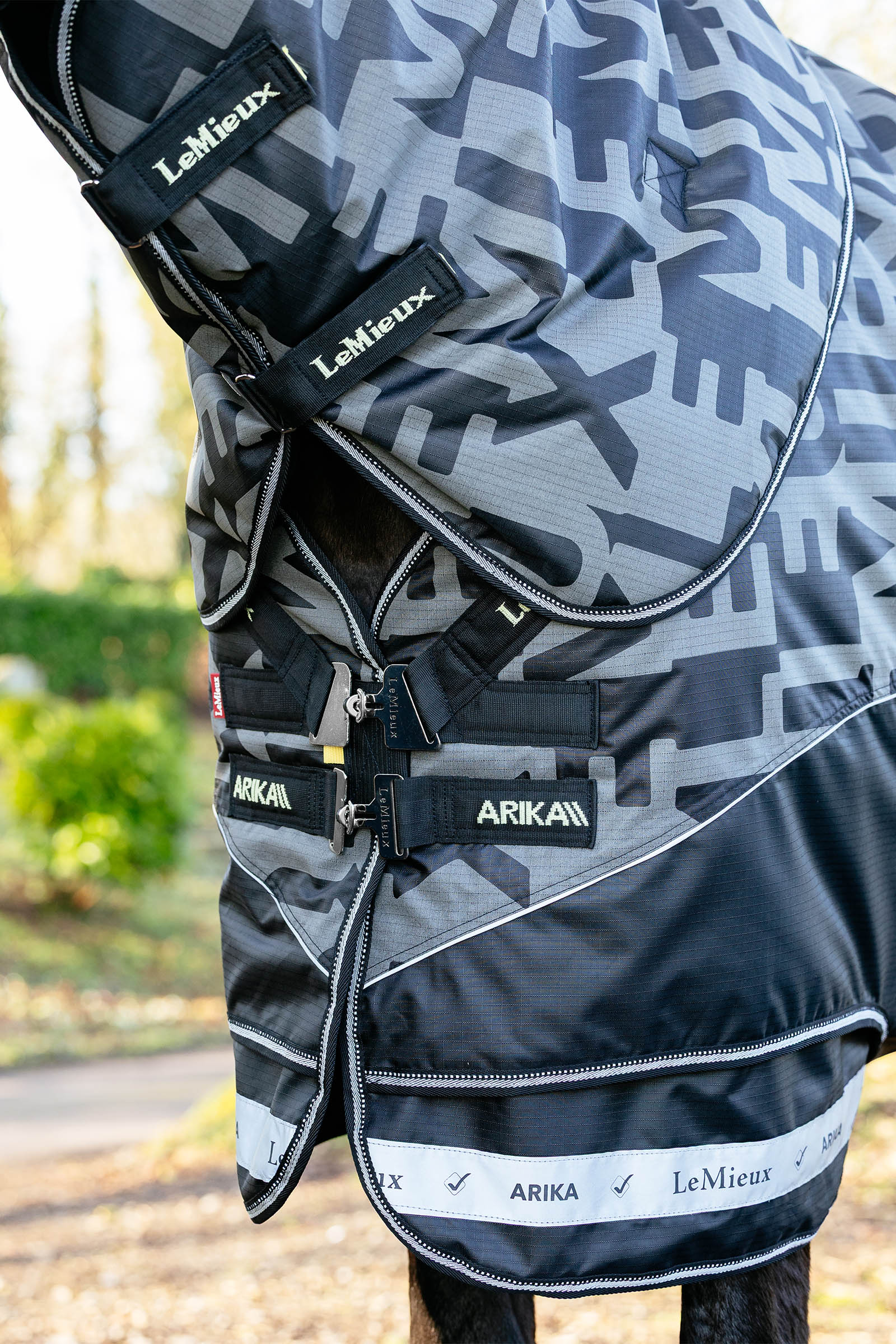 LeMieux Arika reflektierende Weidedecke mit abnehmbarem Halsteil, 200 g