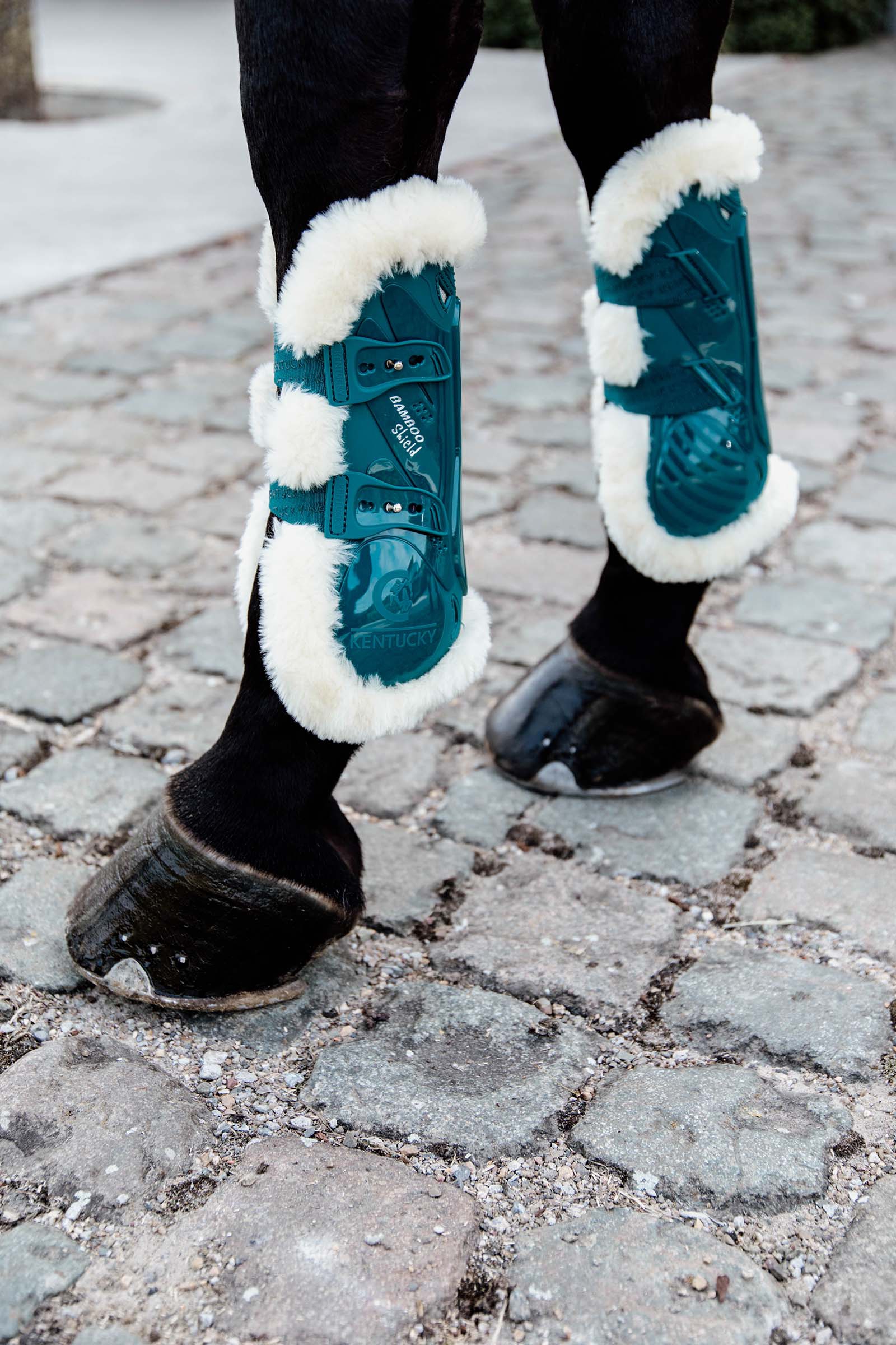 Emerald Green Kentucky Horsewear Bamboo Elastik Gamaschen mit veganem Lammfell