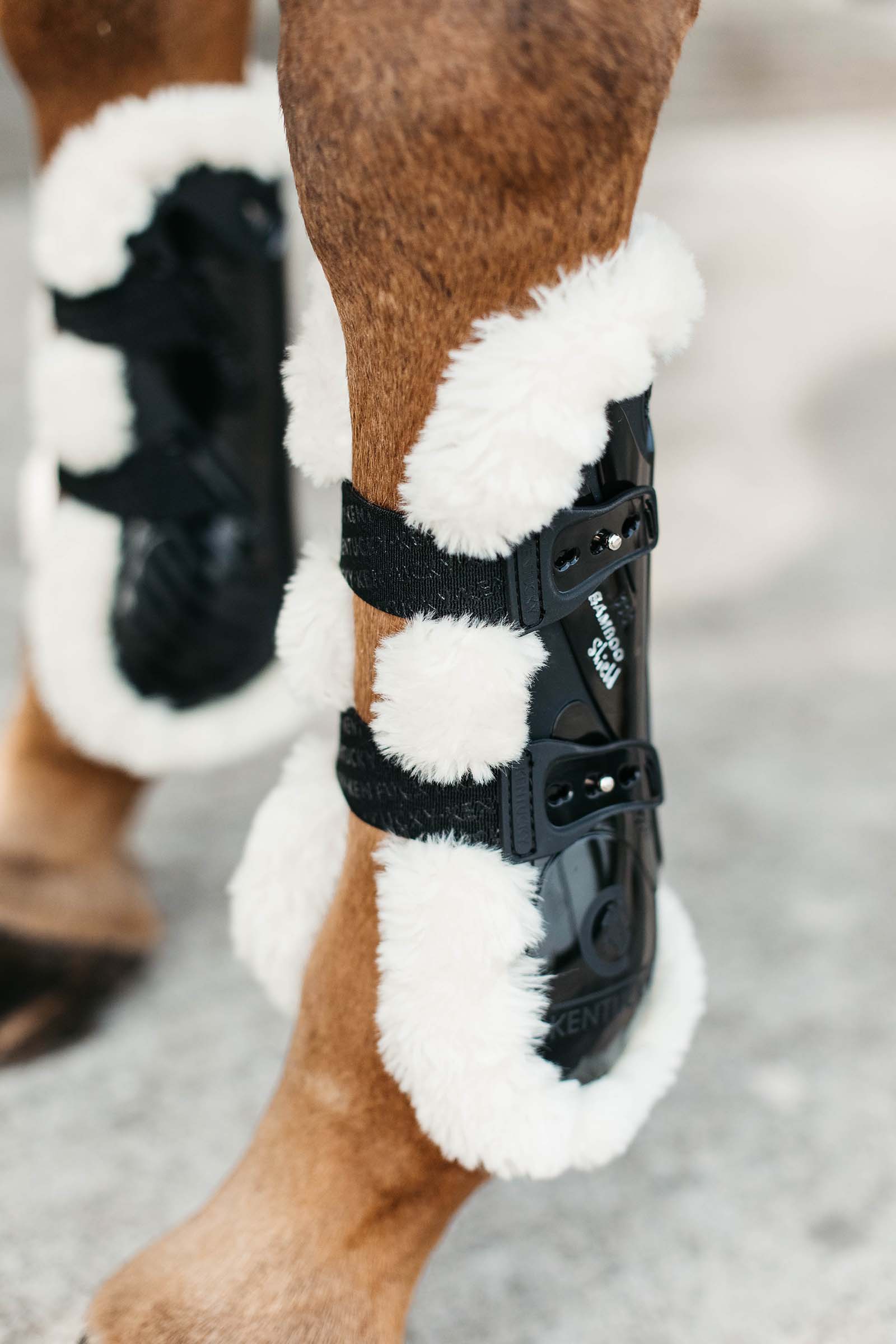 Kentucky Horsewear Bamboo Elastik Gamaschen mit veganem Lammfell