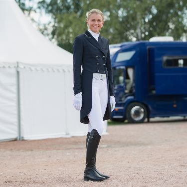 Dressurreiterin mit Frack Dressurreiterin mit Frack